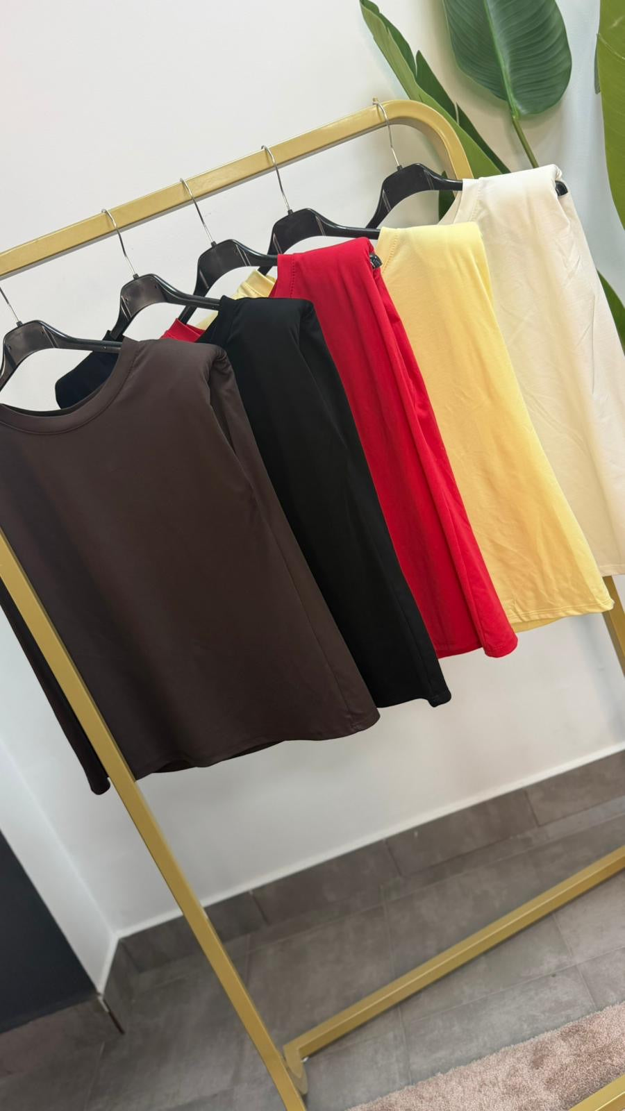 Camiseta básica hombreras